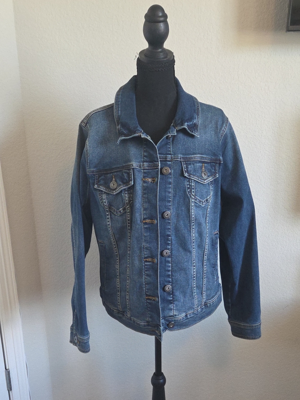 Torrid Medium Wash Classic Denim Trucker Jacket Plus Size 2 / 2X